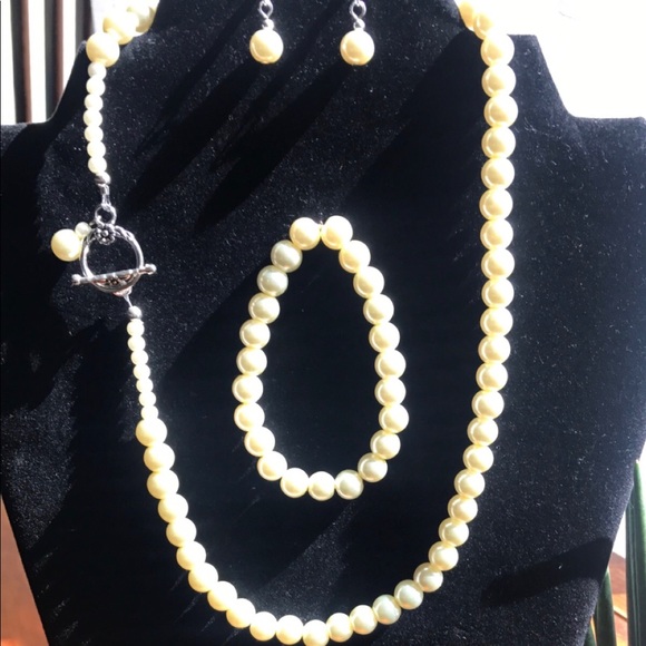 Jewelry - Ivory Pearl necklace set